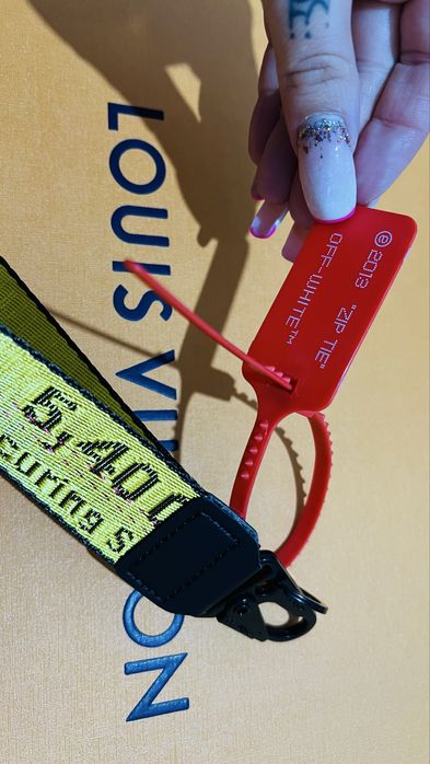 Off white krótka smycz do kluczy