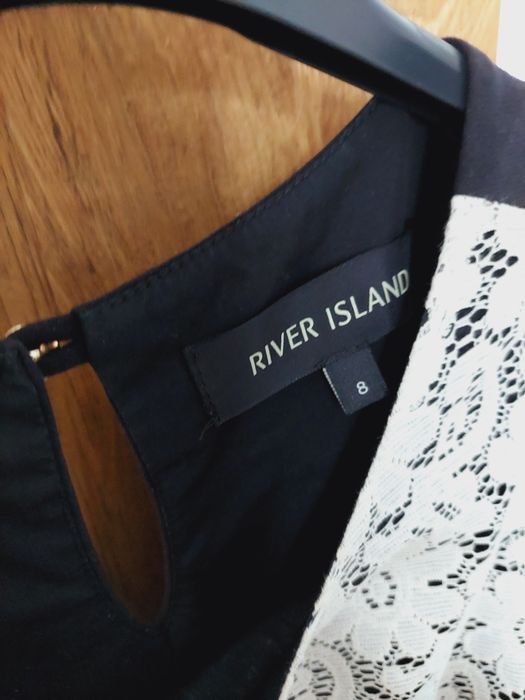 Czarna sukienka lekko rozkloszowana z koronką river island 34/36