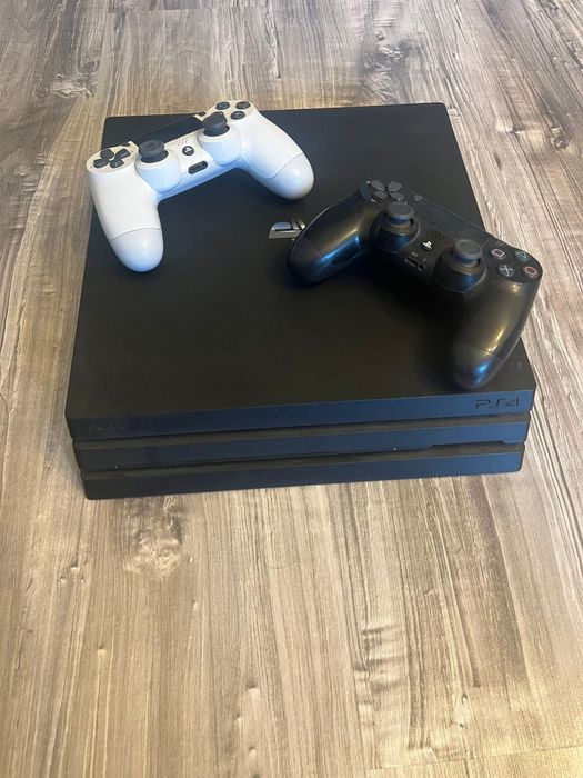 Konsola PlayStation 4 Pro 1Tb plus dwa pady