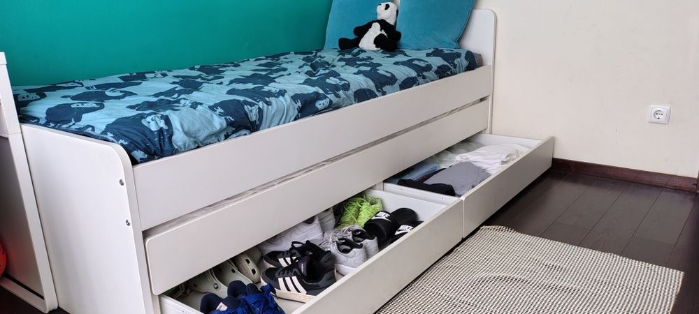Cama dupla com 2 gavetas + 2 Colchões e 2 mesas de cabeceira
