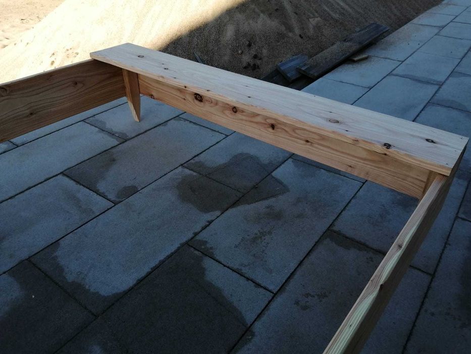 Piaskownica drewniana z ławeczką