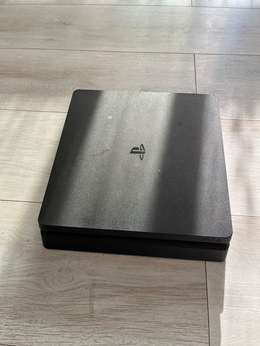 PS4 impecáveis! Vendo 2 consolas + 3 comandos usados em ótimo estado. Venda conjunta ou individual. Preço negociável, aproveita já!