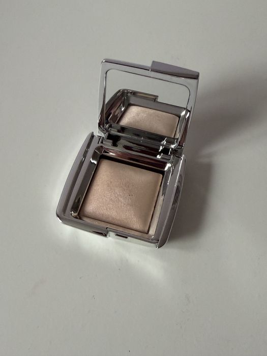 Rozświetlający puder do twarzy  Hourglass