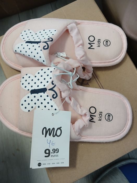 Vários pares de chinelos