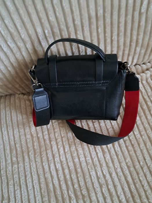 Кожаная сумочка на ремне
