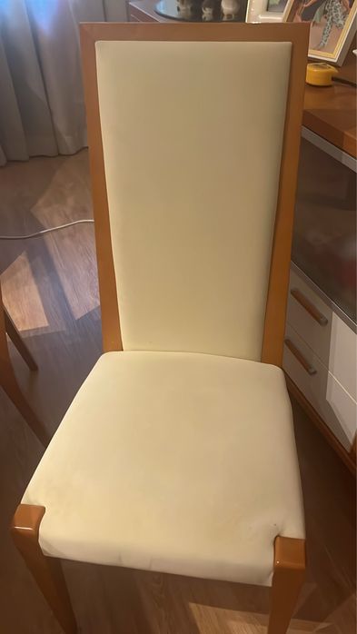 Mesa de jantar e cadeiras