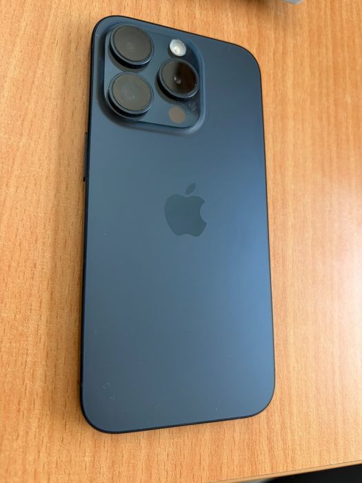 Iphone 15 pro  azul
