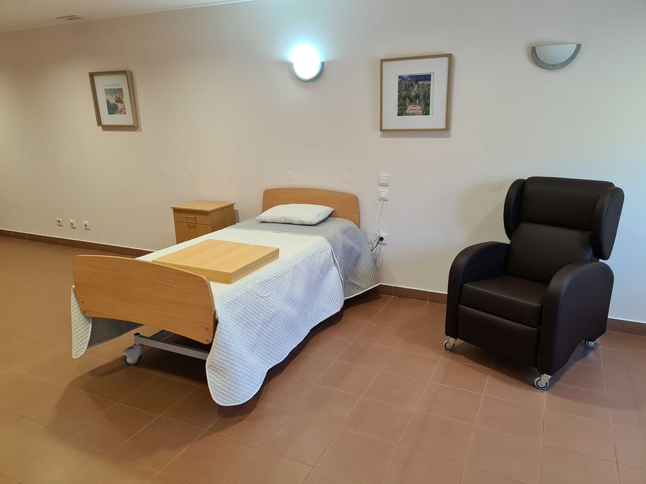 Cama Articulada Elétrica com sistema elevador Nova (igual hospital)