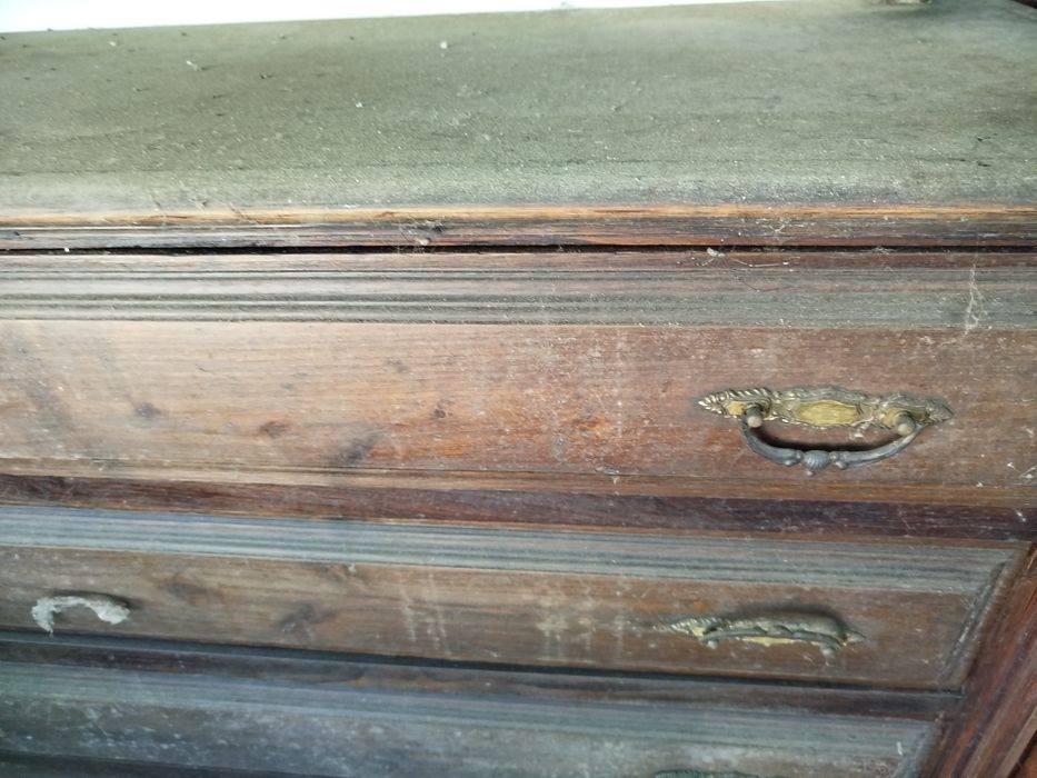 Cómoda antiga de madeira