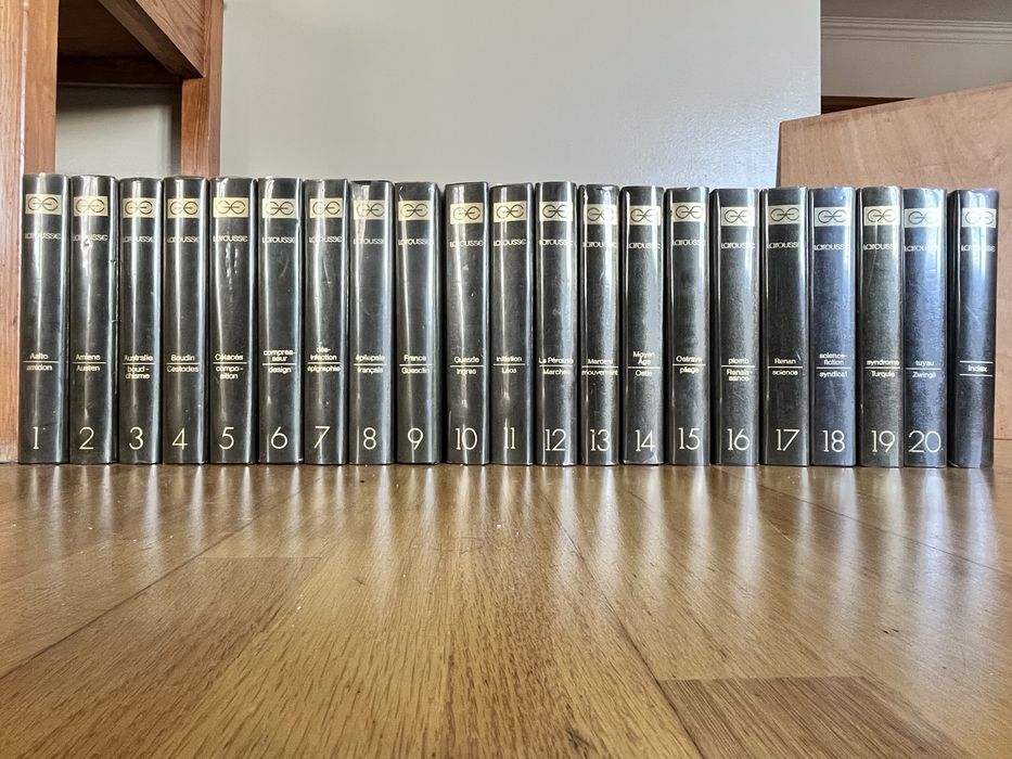 Enciclopédia Larousse, em francês