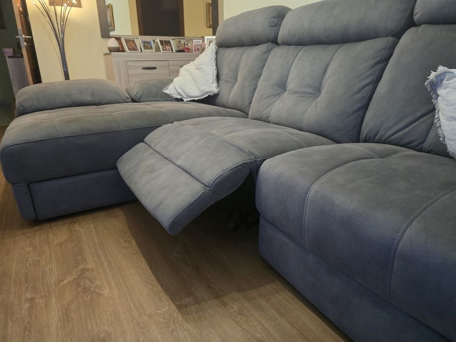 Sofá elétrico com chaise long e arrumação