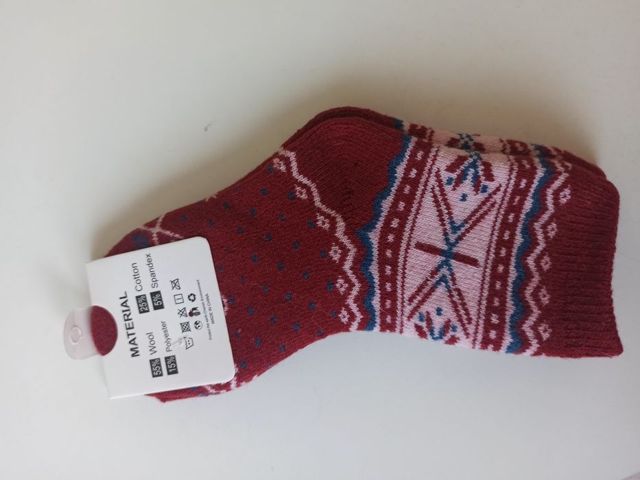 Ciemnoczerwone dziecięce skarpetki we wzory