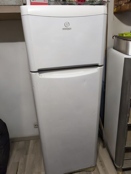 Frigorífico Indesit grande a funcionar bem