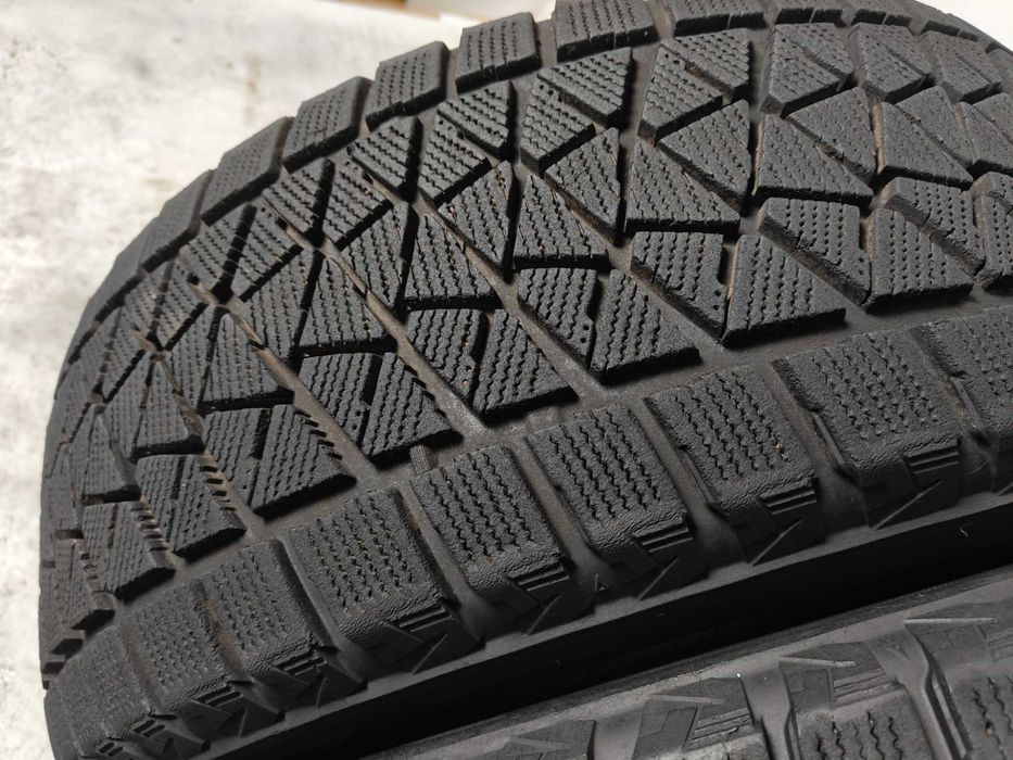 Bridgestone Blizzak DM-V2 R18 265 60 зимові шини