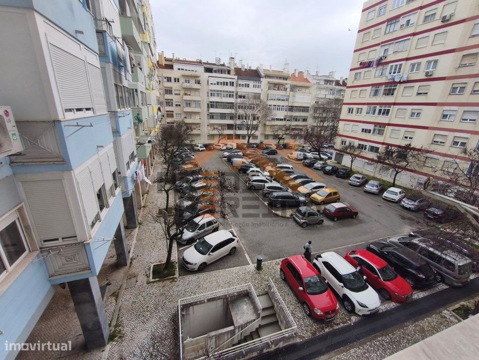 Situado em Benfica, apartamento T3 em processo de remodelação.