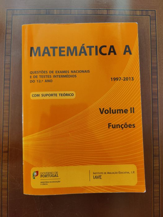 Matemática A: livro de exercícios e teoria.