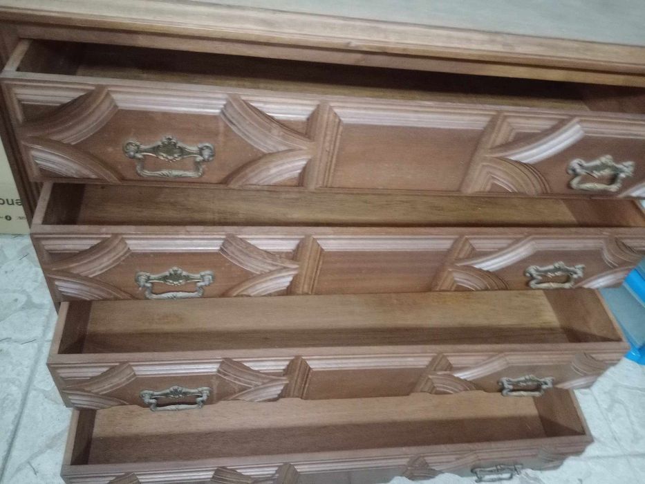 Vendo cómoda muito antiga em estado razoável.