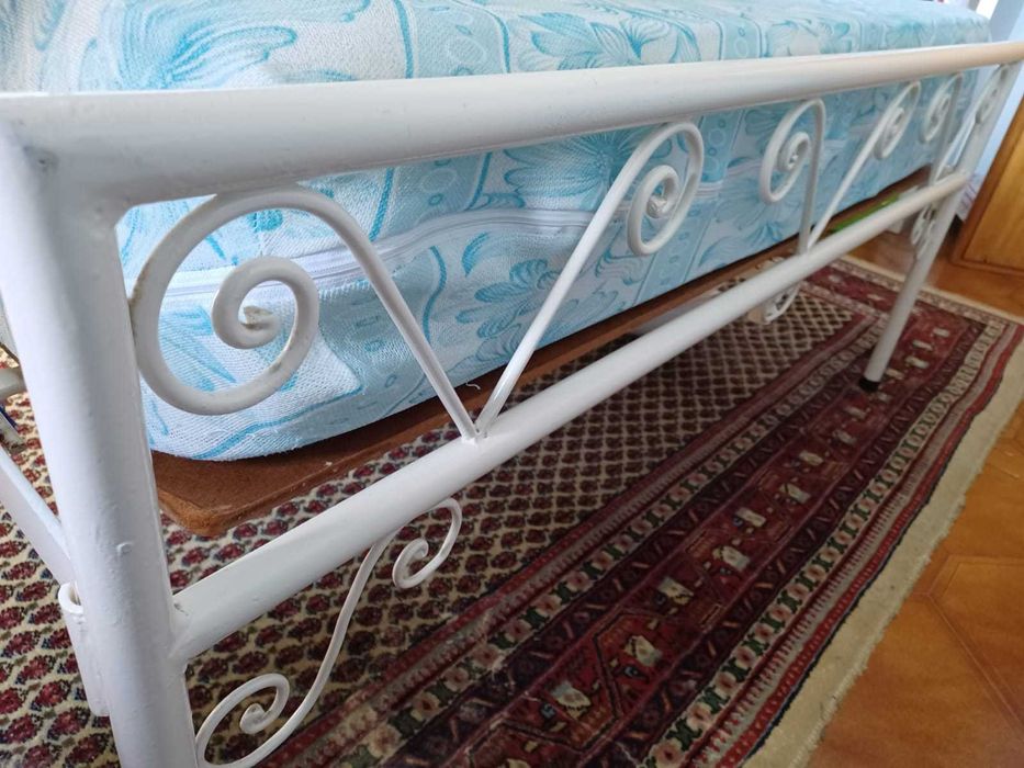 Cama em Ferro -  1,80 x 1,30 - com estrado + colchão ortopédico