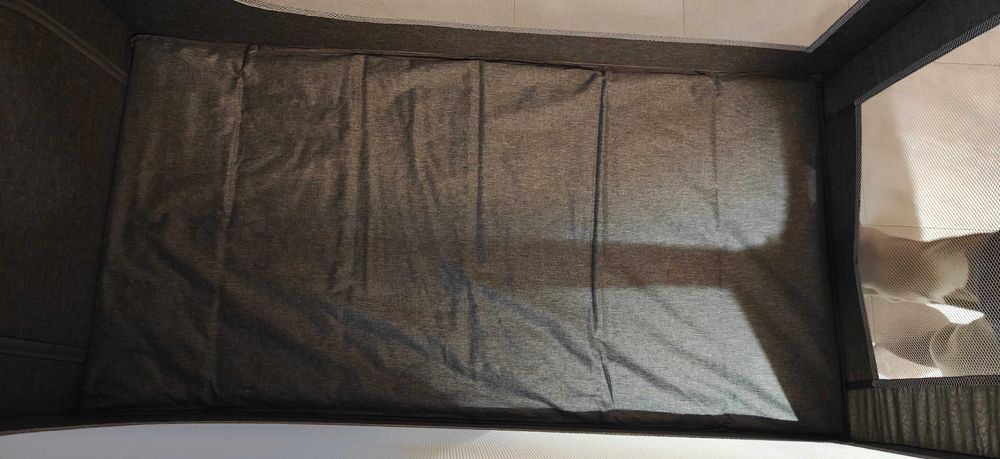 Cama de viagem cinza e azul