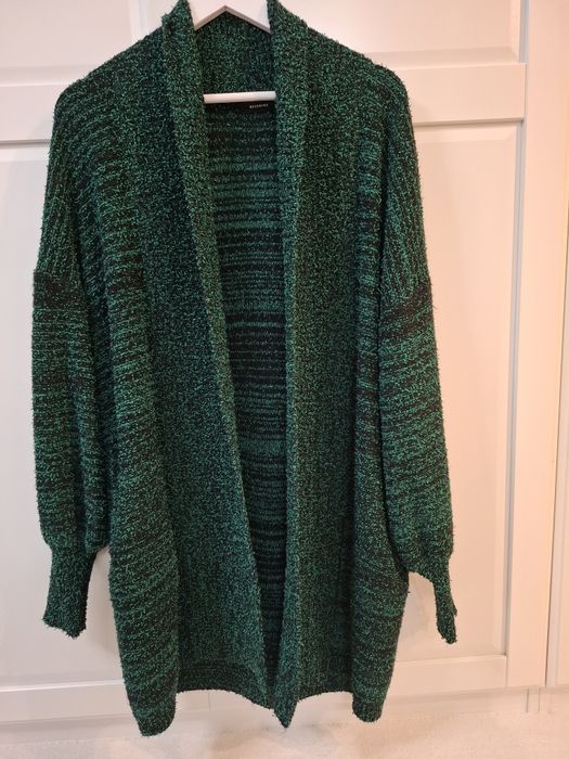Długi oversize sweter Reserved czarno-zielony boucle rozm. S