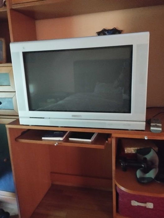 Televisão Philips 73 cm em funcionamento