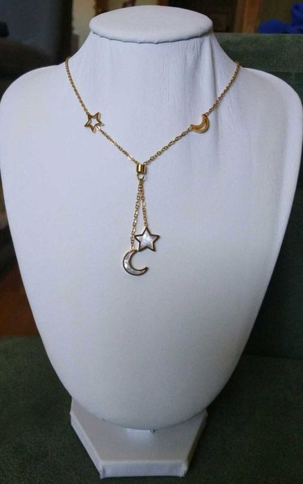 Colar Aço Dourado c/ Estrelas e Lua em Madreperol NOVO