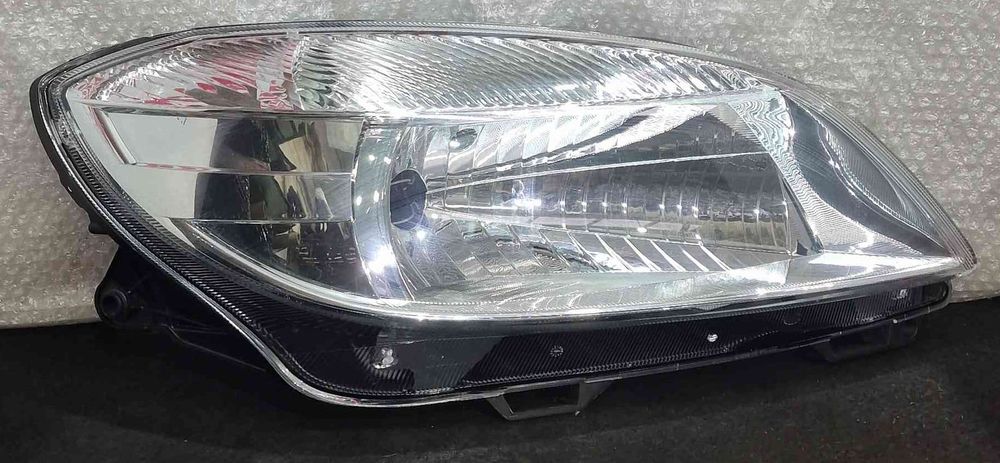 Ótica / Farol Direito - SKODA FABIA II Combi