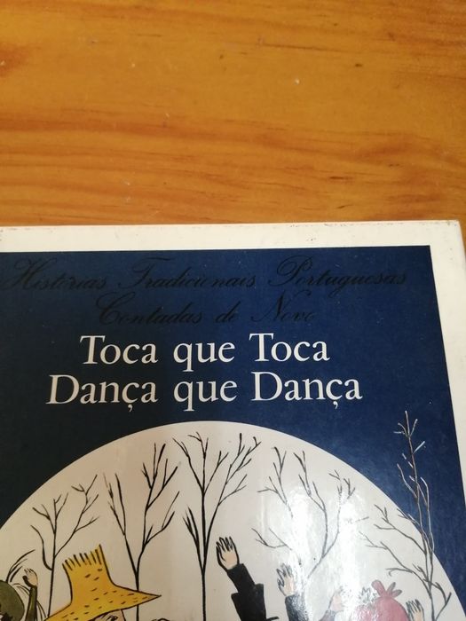 Livro "toca que toca, dança que dança"