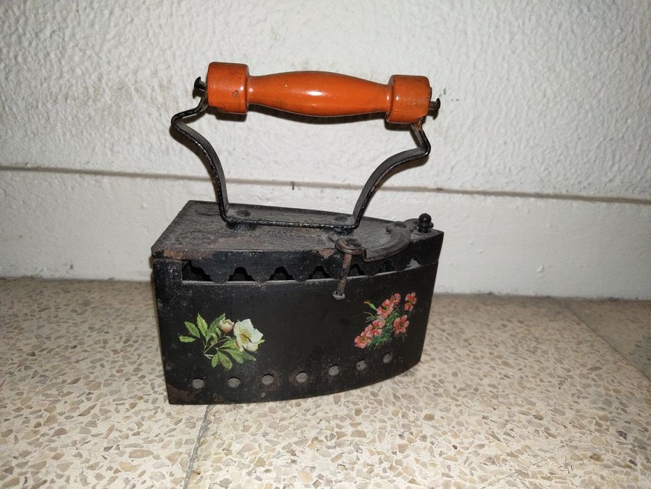 Ferro de engomar antigo.