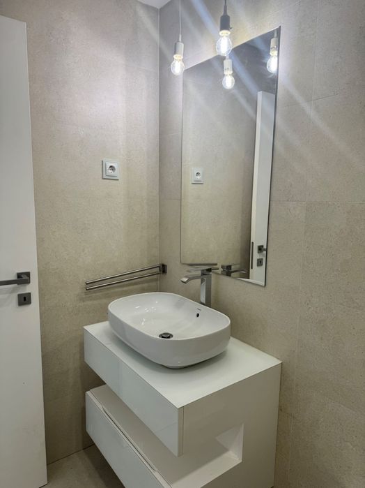 T1 com Terraço de 40 m² e 2 Estacionamentos – Avenida Gomes Pereira
