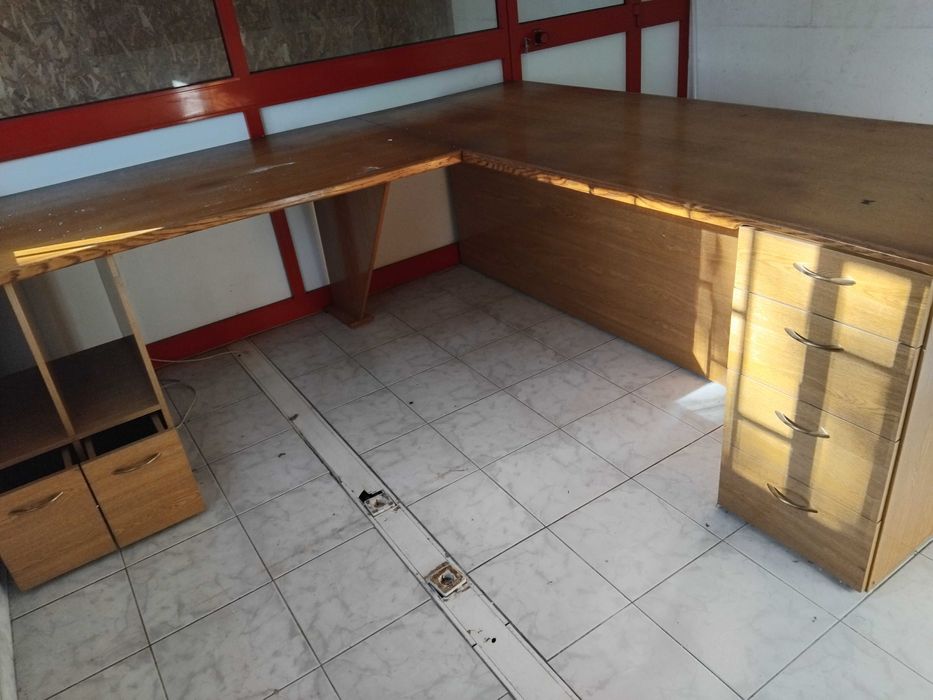 Conjunto de móveis de escritório em madeira