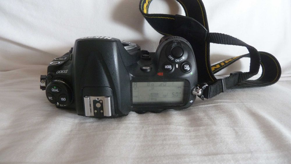Nikon D300, corpo com alça, bateria e carregador.