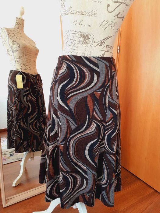 Saia castanha com padrão