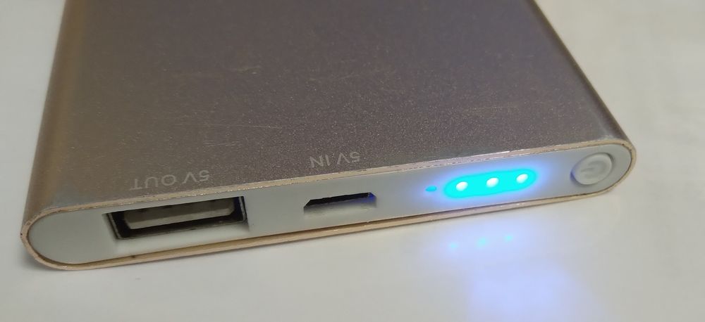 Powerbank Vakoss 5000 mAh slim z kablem