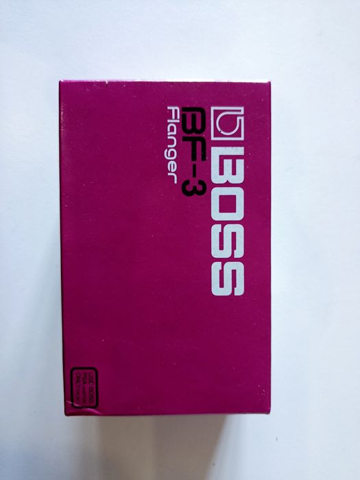 Pedais Boss BF-3, ML- 2, RC-2, Peavey aRage 158 e Cort Corbow