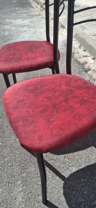 Mesa de Vidro + 2 Cadeiras Estofadas (Vermelho) – Como Novo