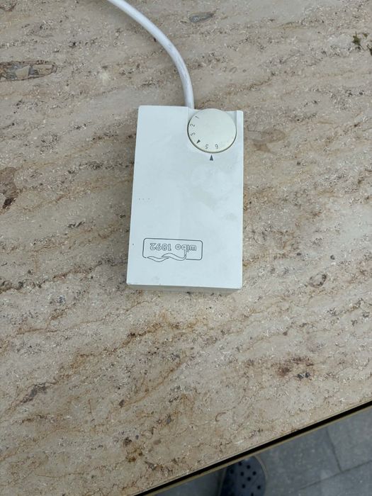 Kominek elektryczny z kafli ceramicznych