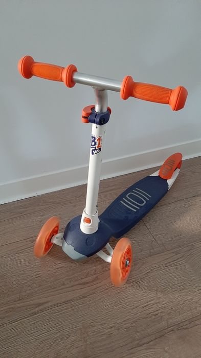 Hulajnoga trzykołowa.