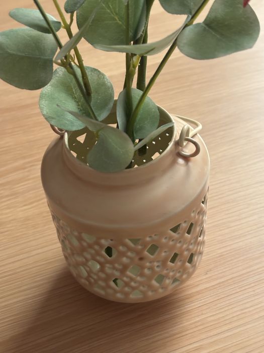 Decoração com flor ou porta-vela.