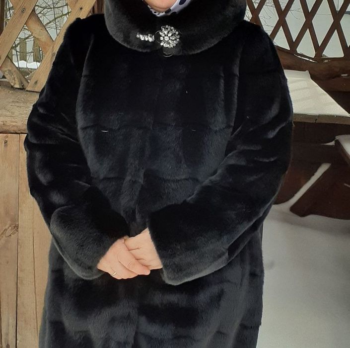 Жіноча чорна шуба