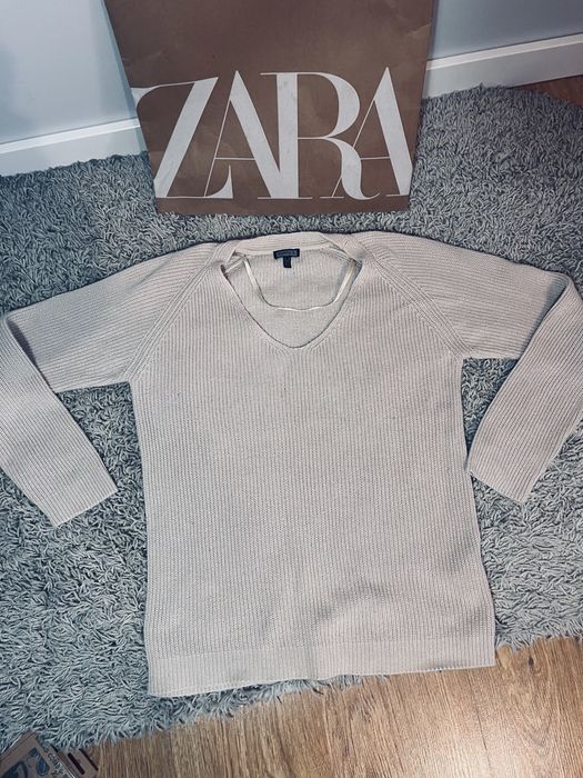 Piekny bezowy sweter rozm S v dekolt