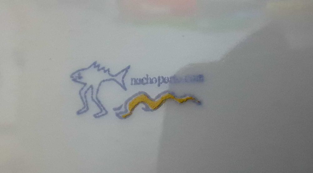 Prato comemorativo da associação “Finisterrae”.