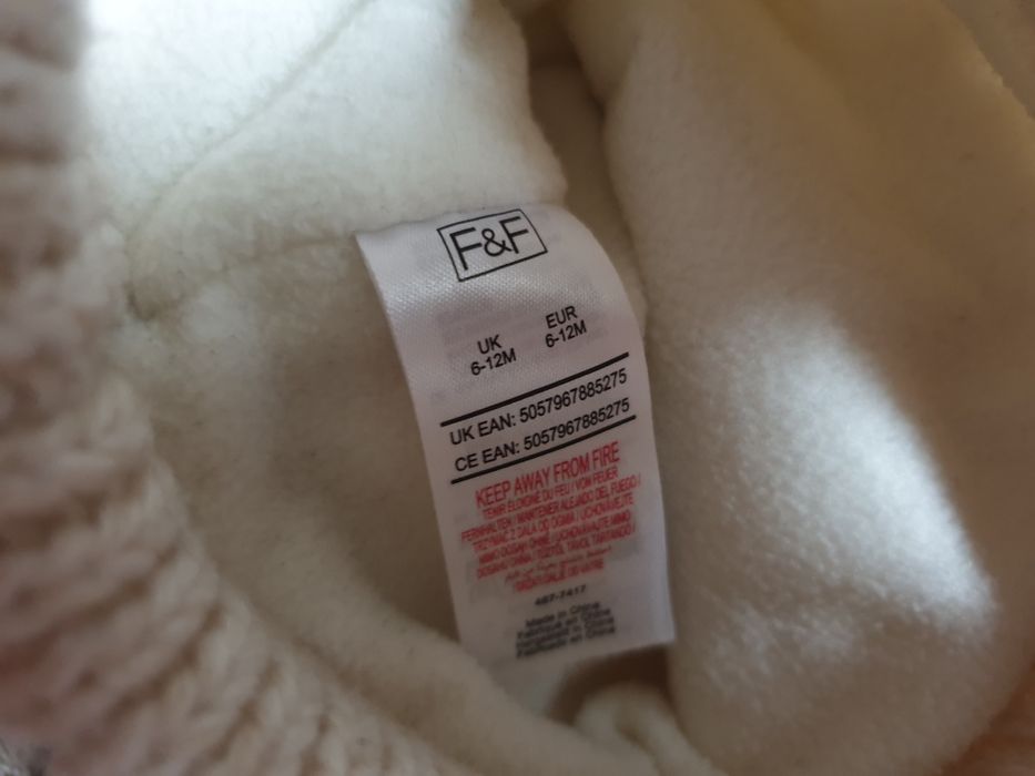 Kremowa czapka z pomponami , zimowa, ocieplana 6-12 miesiecy