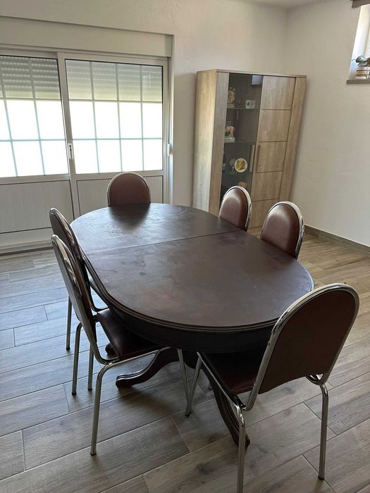 Mesa de sala com cadeiras