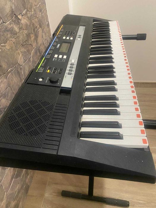 Teclado eletrónico Yamaha PSR E243 com suporte