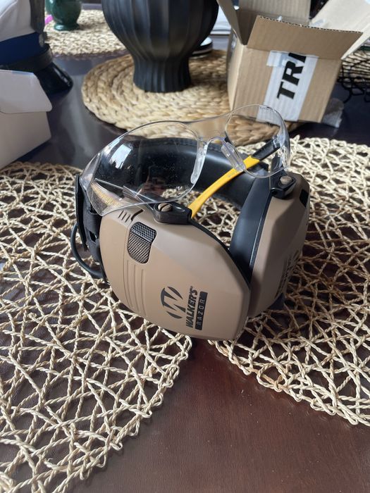 Sluchawki i okulary na strzenice