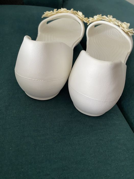 Sandały Crocs Lina Flower D’Orsay Oyster 39/40 W9