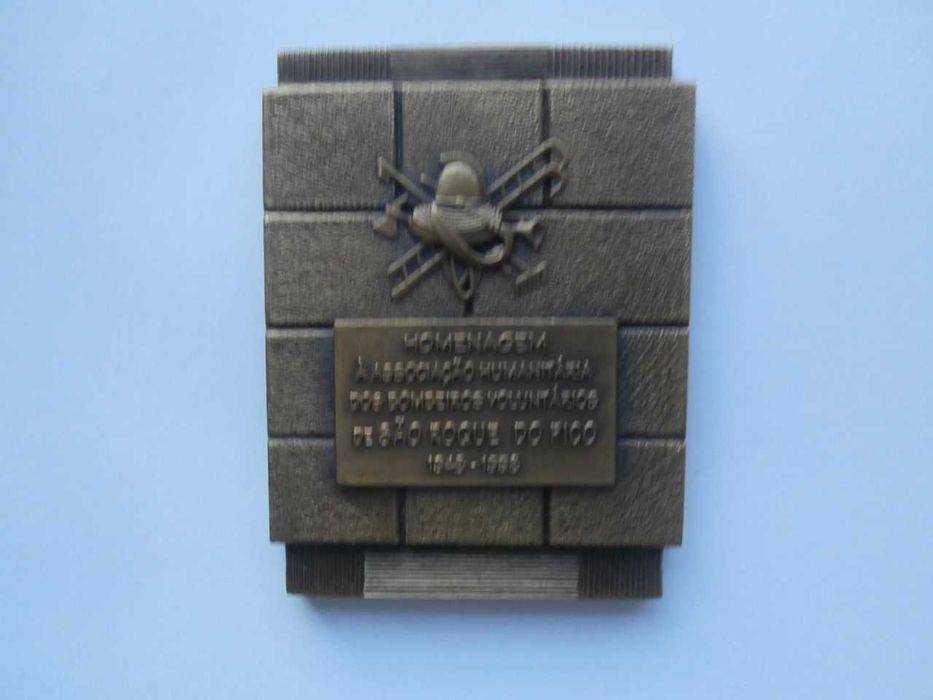 Várias medalhas de bombeiros
