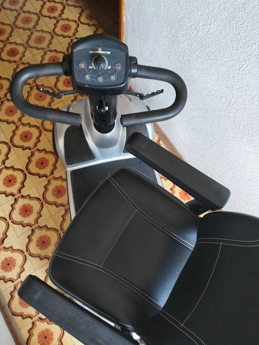 Scooter elétrica de mobilidade Invacare Leo