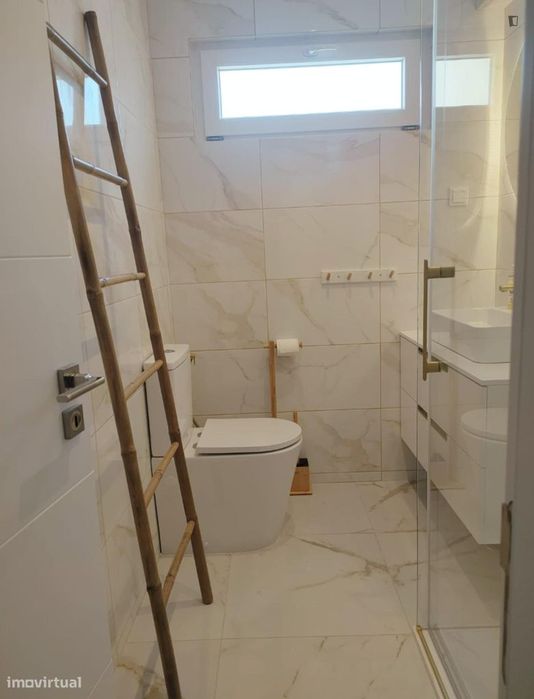Quarto - localizado em Amadora Lisbon